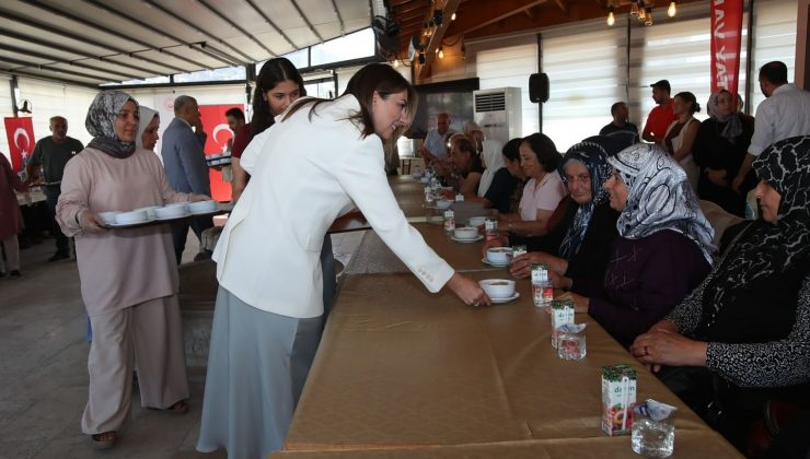 AŞURE BEREKETİ ULU ÇINARLARLA PAYLAŞILDI