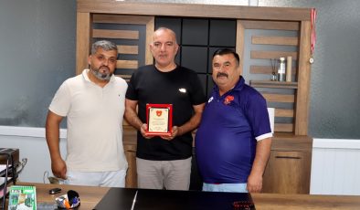 BAŞKAN AYKUT DOĞRU’DAN VEFA DOLU PLAKET TAKDİMİ