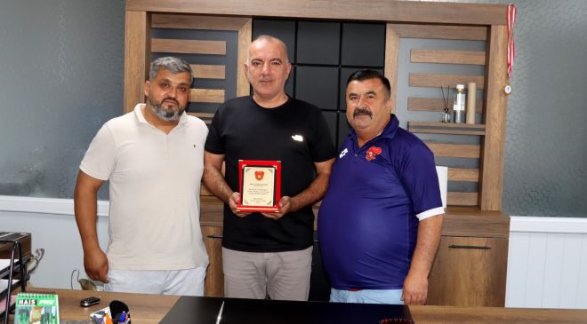 BAŞKAN AYKUT DOĞRU’DAN VEFA DOLU PLAKET TAKDİMİ