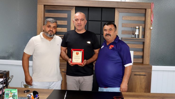 BAŞKAN AYKUT DOĞRU’DAN VEFA DOLU PLAKET TAKDİMİ