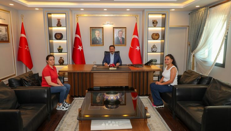 VALİ MASATLI, ŞEHİT YAKINLARINI MAKAMINDA AĞIRLADI