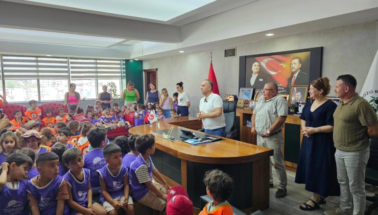 BAŞKAN SARI MİNİK MİSAFİRLERİNİ AĞIRLADI