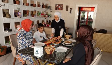 ALTINÖZÜ’NÜN GASTRONOMİ YÜKSELİŞİNDE LOKOMOTİF: “ZEYTİN KAFE RESTORAN” 