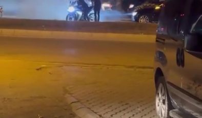 DÜĞÜN KONVOYUNDA KIRMIZI IŞIĞI FIRSAT BİLEN MOTOSİKLETLİ TOZU DUMANA KATTI 