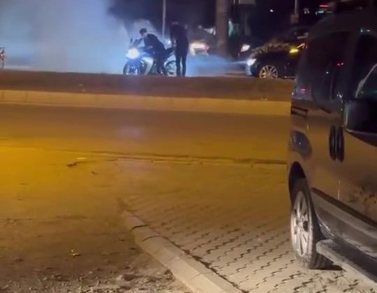 DÜĞÜN KONVOYUNDA KIRMIZI IŞIĞI FIRSAT BİLEN MOTOSİKLETLİ TOZU DUMANA KATTI 