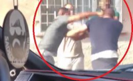 BELİNDEKİ BIÇAKLA TEKMELİ YUMRUKLU KAVGAYA GİRDİ, SOKAK BOKS RİNGİNE DÖNDÜ   