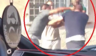 BELİNDEKİ BIÇAKLA TEKMELİ YUMRUKLU KAVGAYA GİRDİ, SOKAK BOKS RİNGİNE DÖNDÜ   
