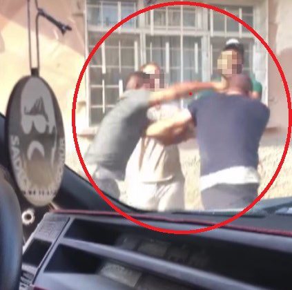 BELİNDEKİ BIÇAKLA TEKMELİ YUMRUKLU KAVGAYA GİRDİ, SOKAK BOKS RİNGİNE DÖNDÜ   