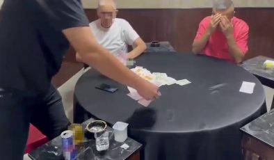 KUMAR MASASINDA YAKALANAN ŞAHIS, ‘KAMERAYA ÇEKME’ DİYEREK TEPKİ GÖSTERDİ   