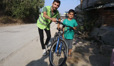 BİSİKLET ALMA HAYALİYLE SU SATAN 9 YAŞINDAKİ ÇOCUK, HAYIRSEVERLERİN HEDİYE ETTİĞİ BİSİKLETİYLE İLK PEDALINI ÇEVİRDİ   
