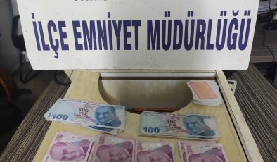 HATAY’DA KUMAR BASKINI: PARA, İSKAMBİL KÂĞIDI VE OYUN MAKİNESİ ELE GEÇİRİLDİ   
