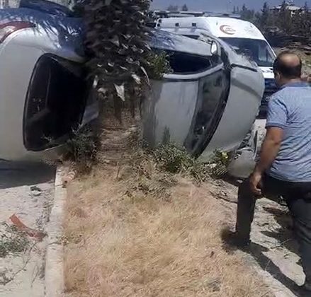 TAKLA ATAN OTOMOBİL AĞAÇA ÇARPARAK DURABİLDİ   