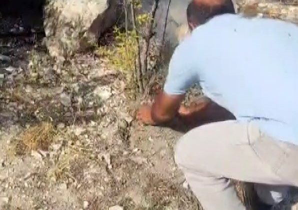 AVUÇLARINA DOLDURDUKLARI TOPRAKLA YANGINI SÖNDÜRMEYE ÇALIŞAN VATANDAŞLAR TAKDİR TOPLADI 