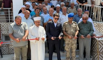 DEPREMDE YIKILAN CAMİ DUALARLA YENİDEN İBADETE AÇILDI 
