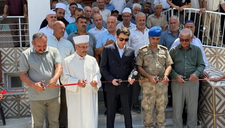 DEPREMDE YIKILAN CAMİ DUALARLA YENİDEN İBADETE AÇILDI 
