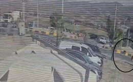 MOTOSİKLETİN ÇARPTIĞI YAYA METRELERCE HAVAYA UÇTU 
