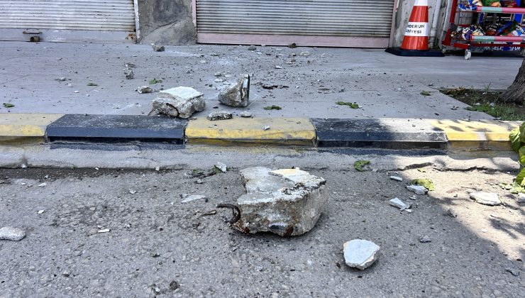 İSKENDERUN’DA BİNADAN KOPAN TAŞ PARÇALARI KORKUTTU   