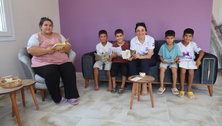ANNELERİNİN VEFATI SONRASI ÜVEY ABLALARININ ANNELİK YAPTIĞI DEPREMZEDE 3 KARDEŞ SICAK YUVASINA KAVUŞTU  