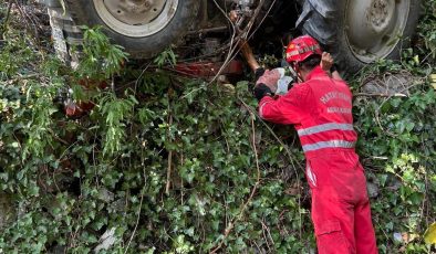 TERS DÖNEN TRAKTÖRÜN ALTINDA SIKIŞAN SÜRÜCÜ YARALANDI   