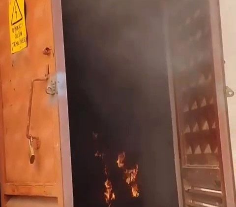 AŞIRI YÜKLENME YAPILAN TRAFO, SICAK HAVANIN ETKİSİYLE ALEVLERE TESLİM OLDU 