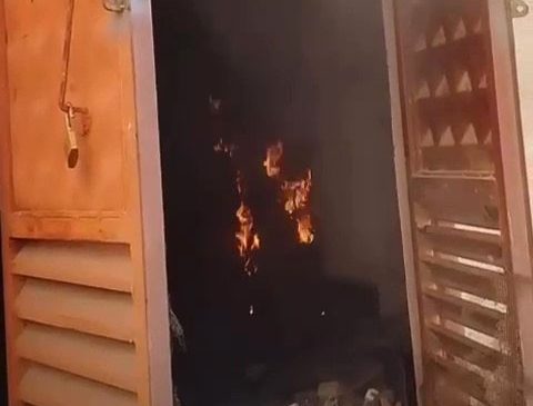 AŞIRI YÜKLENME YAPILAN TRAFO, SICAK HAVANIN ETKİSİYLE ALEVLERE TESLİM OLDU 