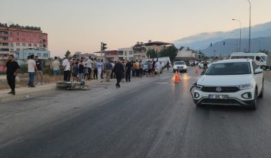  OTOMOBİLLE ÇARPIŞAN MOTOSİKLETİN SÜRÜCÜSÜ ÖLDÜ   