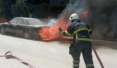 PARK HALİNDEKİ MERCEDES ALEVLERE TESLİM OLDU 