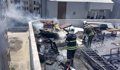 DÖRTYOL’DA BİNANIN ÇATI KATINDA YANGIN ÇIKTI   