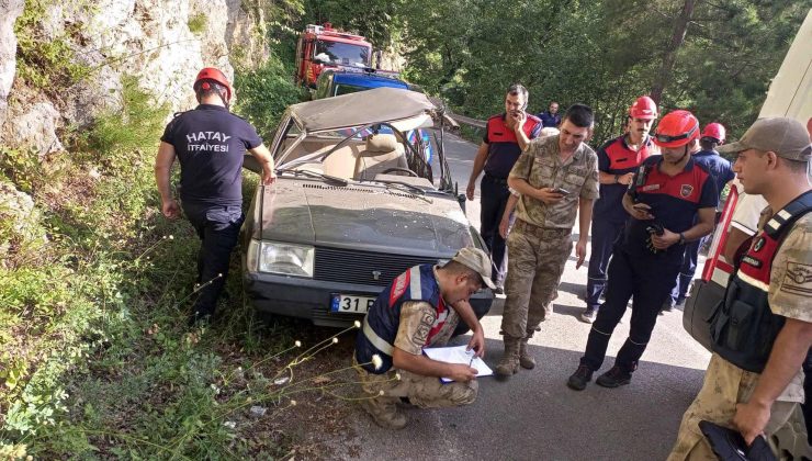 HURDAYA DÖNEN OTOMOBİLDEKİ 2 KİŞİ YARALANDI 