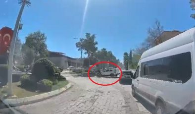 MOTOSİKLETİN, DÖNÜŞ YAPAN OTOMOBİLLE ÇARPIŞTIĞI KAZA KAMERADA   