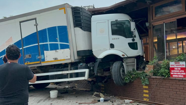 FRENİ ARIZALANAN TIRIN ÖNÜNE KATTIĞI ARAÇLA İŞ YERİNE DALDIĞI KAZA KAMERADA  