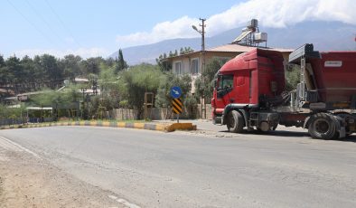 SEYİR HALİNDEKİ MİKSERİN YOLA BETON DÖKTÜĞÜ ANLAR KAMERADA 
