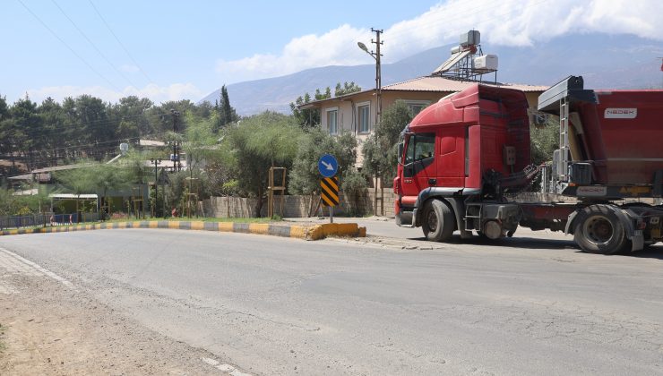 SEYİR HALİNDEKİ MİKSERİN YOLA BETON DÖKTÜĞÜ ANLAR KAMERADA 