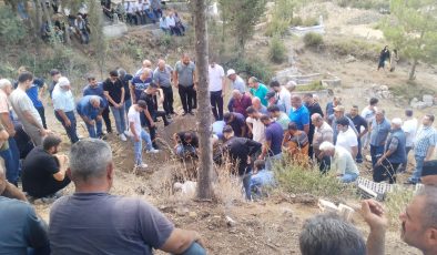 KAZADA ÖLEN 2 ÇOCUK ANNESİ GÖZYAŞLARIYLA TOPRAĞA VERİLDİ   