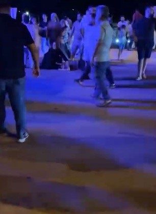 YOLUN KARŞISINA GEÇMEYE ÇALIŞAN ANNE VE KIZ ÇOCUĞUNA OTOMOBİL ÇARPTI   