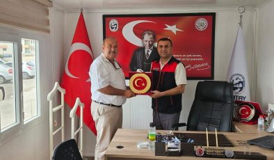 İSKENDERUNLU MUHTARLARDAN KESKİN’E PLAKET