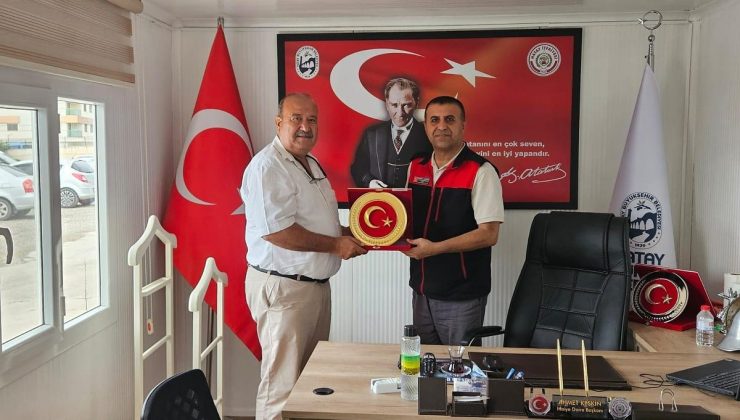 İSKENDERUNLU MUHTARLARDAN KESKİN’E PLAKET