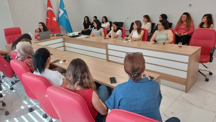 HATAY’DA KADINLARA ŞİDDETLE VE ERKEN YAŞTA EVLİLİKLE MÜCADELE EĞİTİMİ VERİLDİ 