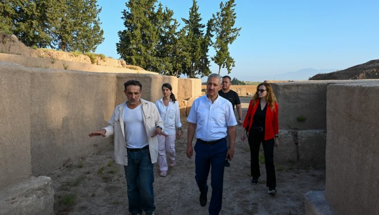 REKTÖR EREN, AÇÇANA HÖYÜK KAZI ÇALIŞMALARINI İNCELEDİ