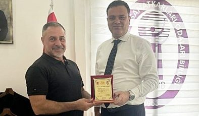 BAŞKAN AYRANCI’DAN HESOB BAŞKANI YILMAZ’A PLAKET