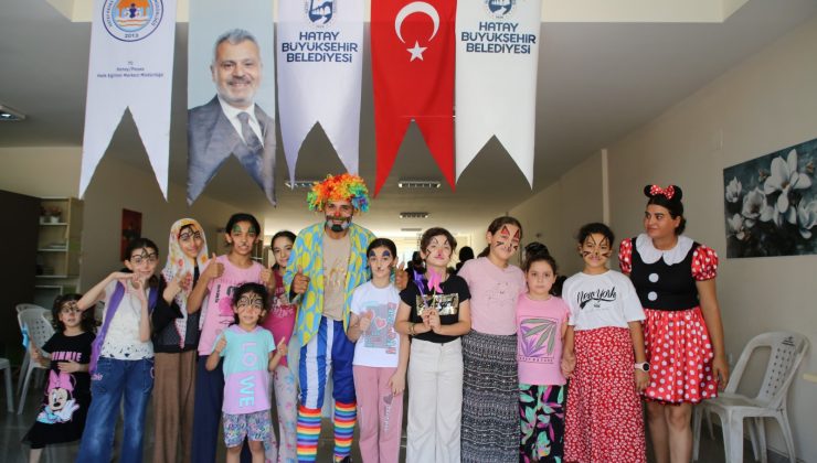 HATAY’DA ÇOCUKLAR YAZI DOLU DOLU GEÇİRDİ
