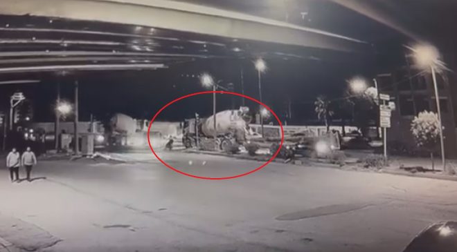 BETON MİKSERİNİN EZDİĞİ MOTOSİKLETİN SÜRÜCÜSÜ SON ANDA KURTULDU 