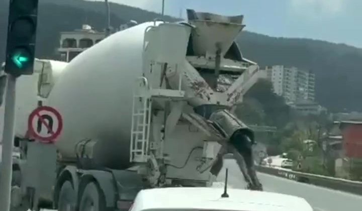 SEYİR HALİNDEKİ MİKSER, DÖNÜŞ ESNASINDA YOLU BETONLA KAPLADI  