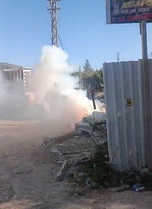 İŞ MAKİNESİNİN TEMASI SONRASI YER ALTINDAKİ ELEKTRİK KABLOLARI BOMBA GİBİ PATLADI 