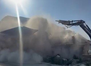 İŞ MAKİNASI, ÜZERİNE DOĞRU YIKILAN 6 KATLI BİNANIN ALTINDA KALMAKTAN SANİYELERLE KURTULDU 