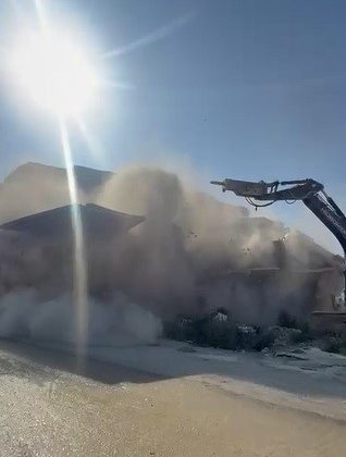 İŞ MAKİNASI, ÜZERİNE DOĞRU YIKILAN 6 KATLI BİNANIN ALTINDA KALMAKTAN SANİYELERLE KURTULDU 
