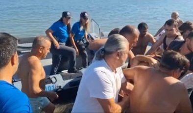 DENİZDE YÜZDÜĞÜ ESNADA BEYİN KANAMASI GEÇİREN VATANDAŞI DENİZ POLİSİ KURTARDI 