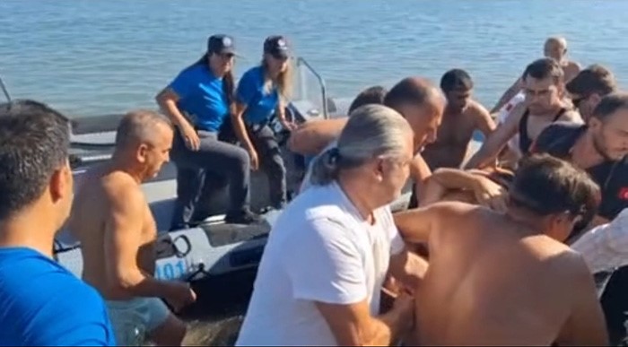DENİZDE YÜZDÜĞÜ ESNADA BEYİN KANAMASI GEÇİREN VATANDAŞI DENİZ POLİSİ KURTARDI 