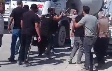 YOL VERME TARTIŞMASINDA SİNİRLENEN VATANDAŞ KAMYONU YUMRUKLADI   