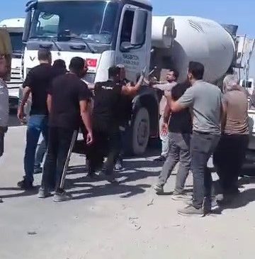 YOL VERME TARTIŞMASINDA SİNİRLENEN VATANDAŞ KAMYONU YUMRUKLADI   